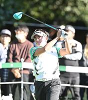 　１８番、ティーショットを放つ岩井明愛（撮影・西田忠信）