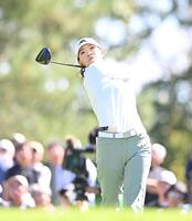 　９番、ティーショットを放つ渋野日向子（撮影・西田忠信）