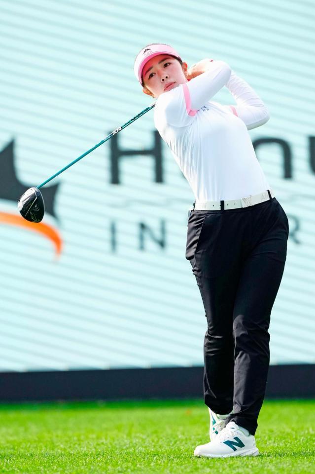 第１ラウンド、１番でティーショットを放つ山下美夢有＝新朝鮮ＣＣ（共同）