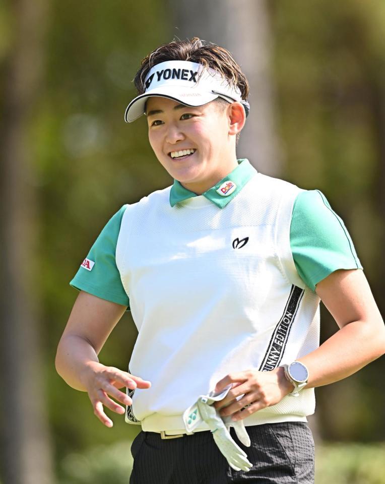 　９番、笑顔でラウンドする岩井明愛（撮影・西田忠信）