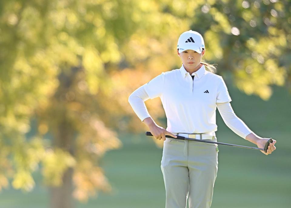 　１７番グリーンで真剣な表情を見せる渋野日向子（撮影・西田忠信）