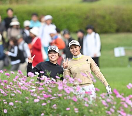 　１６番、笑顔でラウンドする佐久間朱莉（左）と中村心（撮影・西田忠信）