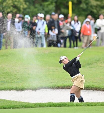 　１８番、バンカーショットを放つ佐久間朱莉（撮影・西田忠信）