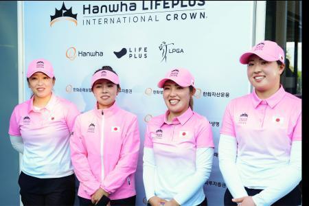 　第３ラウンドを終え、インタビューに笑顔で応じる（左から）西郷真央、山下美夢有、古江彩佳、竹田麗央＝新朝鮮ＣＣ（共同）