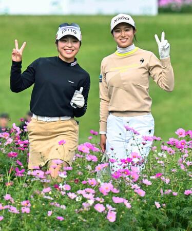 　１６番でピースサインをする佐久間朱莉（左）と中村心