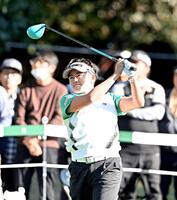 　１８番、ティーショットを放つ岩井明愛＝マスターズゴルフ倶楽部（撮影・西田忠信）