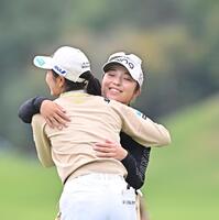 　３日目を通算２０アンダーの首位で終え、中村心（左）と健闘をたたえ合う佐久間朱莉（撮影・西田忠信）