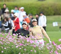 　１６番、笑顔でラウンドする佐久間朱莉（左）と中村心（撮影・西田忠信）