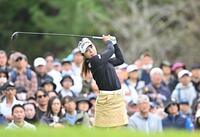 　９番、大勢のギャラリーを背にティーショットを放つ佐久間朱莉（撮影・西田忠信）