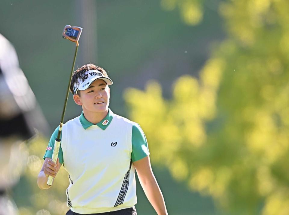 　１７番、ギャラリーの声援に応える岩井明愛＝マスターズゴルフ倶楽部（撮影・西田忠信）