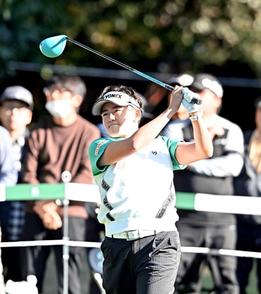 　１８番、ティーショットを放つ岩井明愛＝マスターズゴルフ倶楽部（撮影・西田忠信）