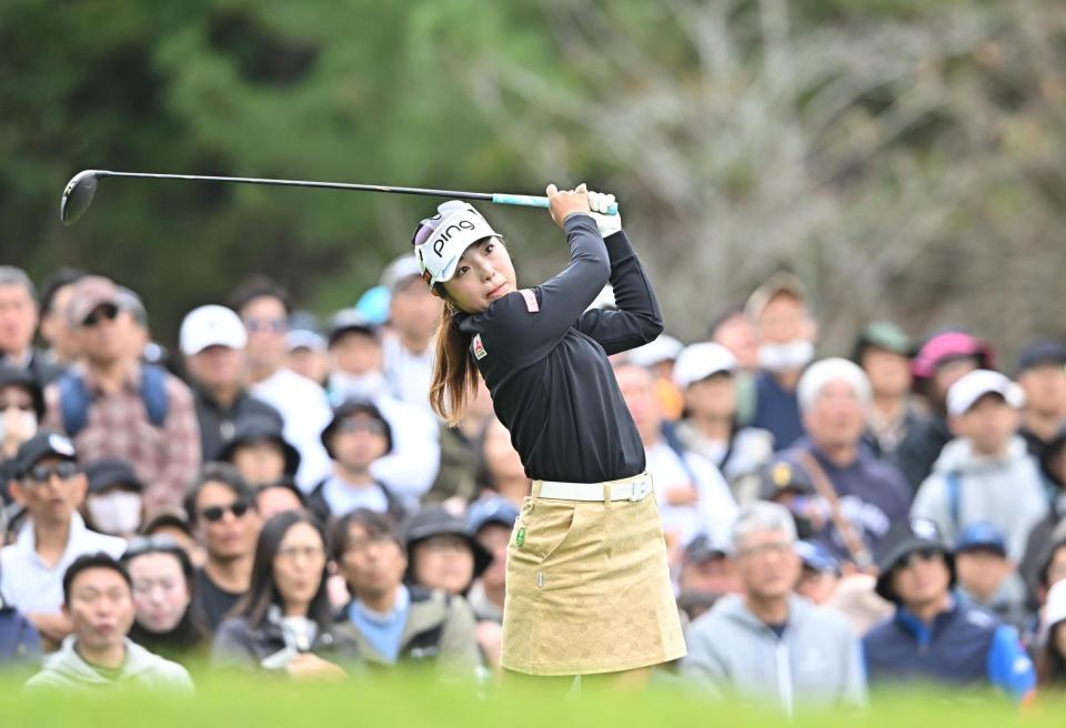 　９番、大勢のギャラリーを背にティーショットを放つ佐久間朱莉（撮影・西田忠信）