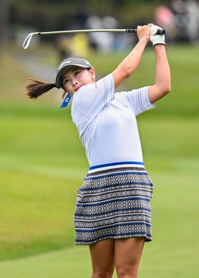 　通算８アンダーで４位の河本結