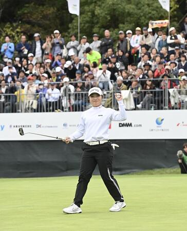 佐久間朱莉が記録的圧勝で４勝目　２５アンダー＆２位と１１打差は史上２位　史上初の今季２度目の完全Ｖ