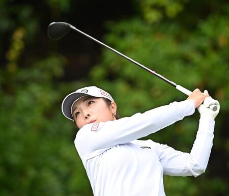 　２番、ティーショットを放つ佐久間朱莉（撮影・西田忠信）