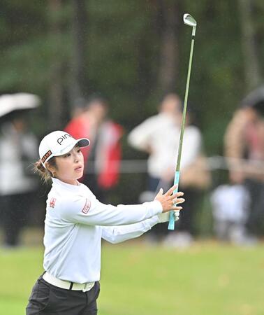 　９番、セカンドショットを放つ佐久間朱莉（撮影・西田忠信）