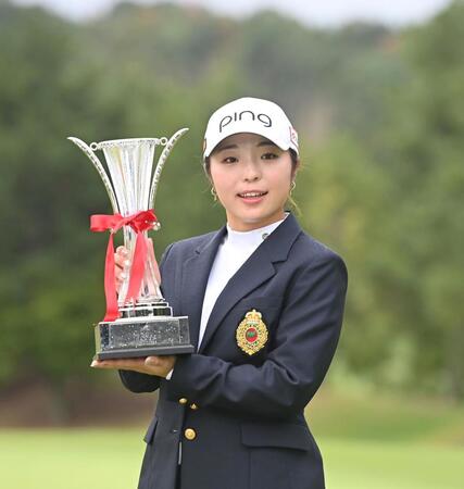 　優勝トロフィーを手にする佐久間朱莉（撮影・西田忠信）