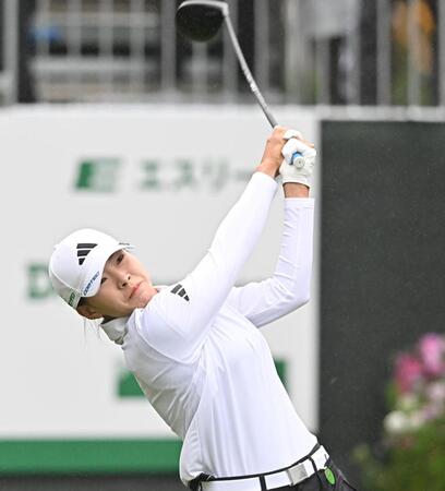 　１０番、ティーショットを放つ渋野日向子（撮影・西田忠信）