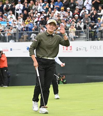 　通算１３アンダーの３位タイで終え、声援に応える岩井明愛（撮影・西田忠信）