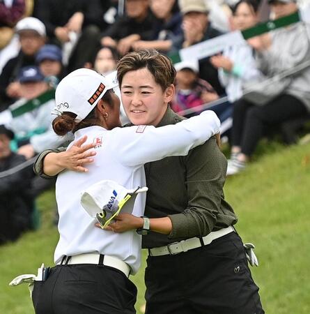 　優勝した佐久間朱莉（左）と健闘をたたえ合う岩井明愛（撮影・西田忠信）