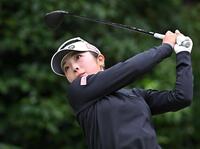 　２番ティーショットを放つ佐久間朱莉（撮影・西田忠信）