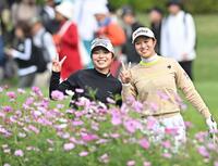 　１６番、笑顔でラウンドする佐久間朱莉（左）と中村心