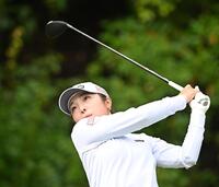 　２番、ティーショットを放つ佐久間朱莉（撮影・西田忠信）