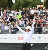 　優勝を決め、両手を上げて喜ぶ佐久間朱莉（撮影・西田忠信）