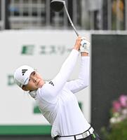 　１０番、ティーショットを放つ渋野日向子（撮影・西田忠信）