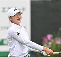 　１０番、ティーショットの行方を目で追う渋野日向子（撮影・西田忠信）