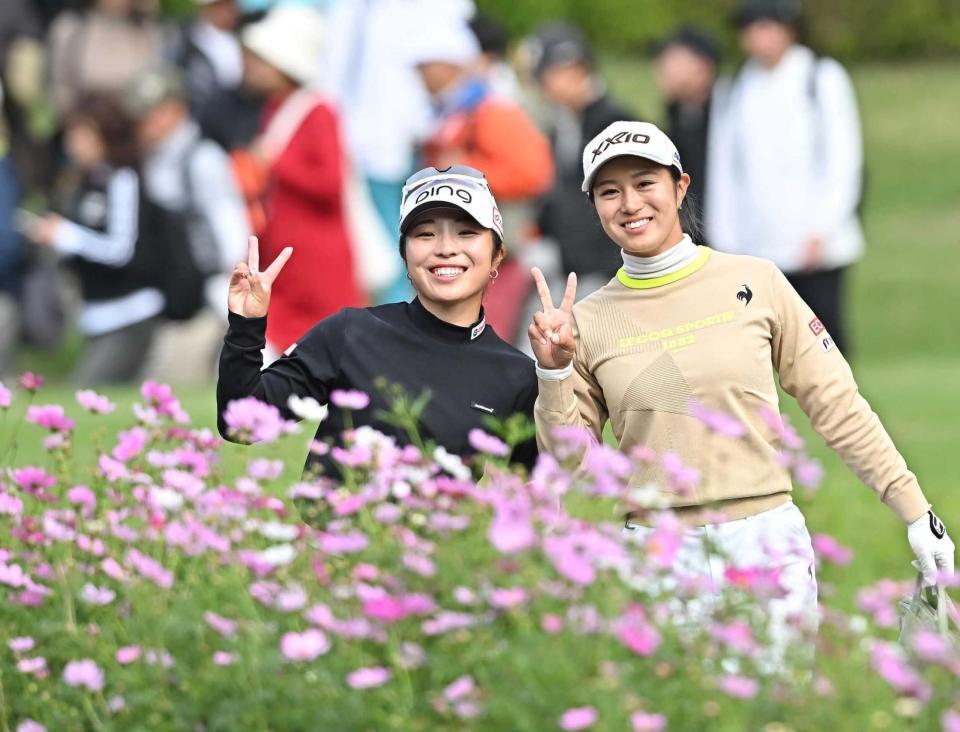 　１６番、笑顔でラウンドする佐久間朱莉（左）と中村心