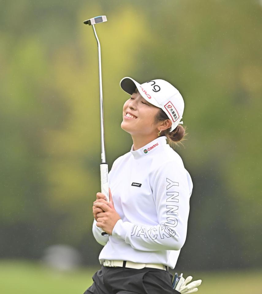 　９番、バーディーパットを外し悔しがる佐久間朱莉（撮影・西田忠信）