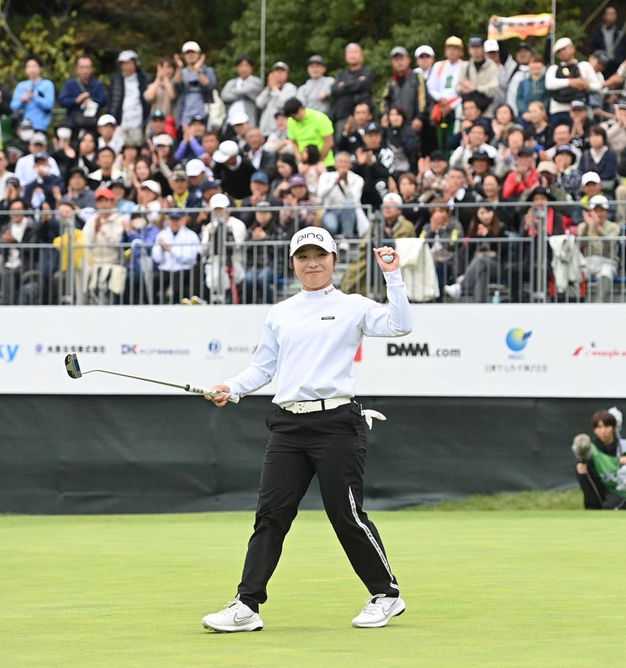 　優勝を決め、笑顔を見せる佐久間朱莉（撮影・西田忠信）