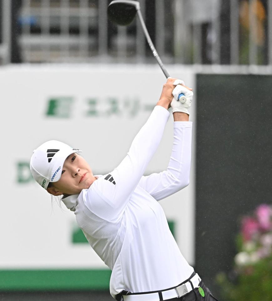 　１０番、ティーショットを放つ渋野日向子（撮影・西田忠信）