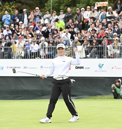 　完全優勝を果たし、笑顔で歓声に応える佐久間朱莉（撮影・西田忠信）