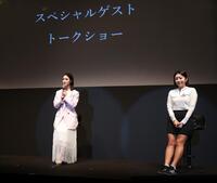 　トークをする剛力彩芽（左）とイ・ボミさん（撮影・佐々木彰尚）