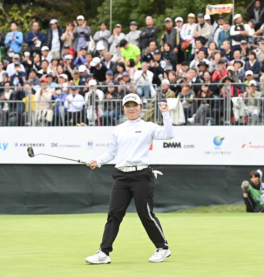 　完全優勝を果たし、笑顔で歓声に応える佐久間朱莉（撮影・西田忠信）