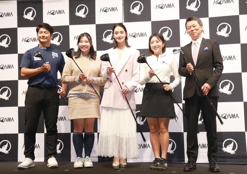 　ゴルフクラブを手にする（左から）三隅直人、葭葉ルミ、剛力彩芽、イ・ボミ、小川典利大社長（撮影・佐々木彰尚）