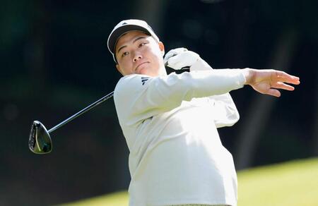 　１２番でティーショットを放つ吉田泰基。５アンダーで首位
