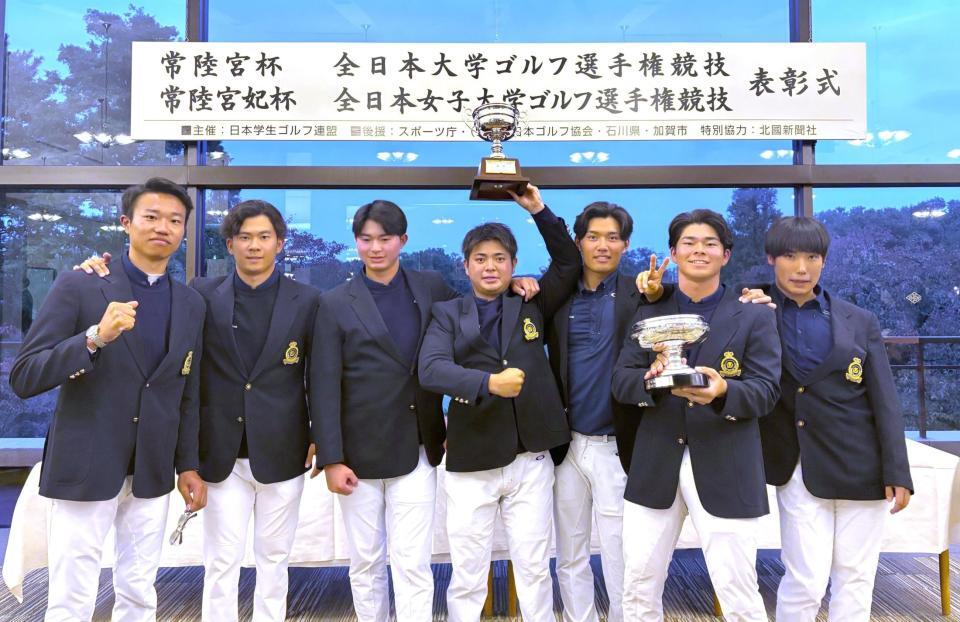 常陸宮杯全日本大学ゴルフ選手権の男子団体を制した大阪学院大のメンバー（学校提供）