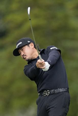 　第３日、１５番でショットを放つ佐藤大平。通算１６アンダーで首位＝成田ヒルズＣＣ