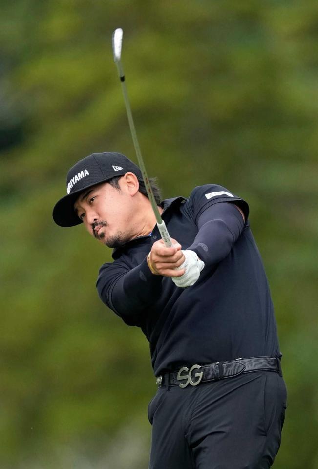 　１５番でショットを放つ佐藤大平。通算１６アンダーで首位