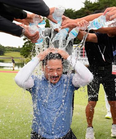 　通算２０アンダーでツアー初勝利を果たし、仲間から手荒い祝福を受ける佐藤大平　