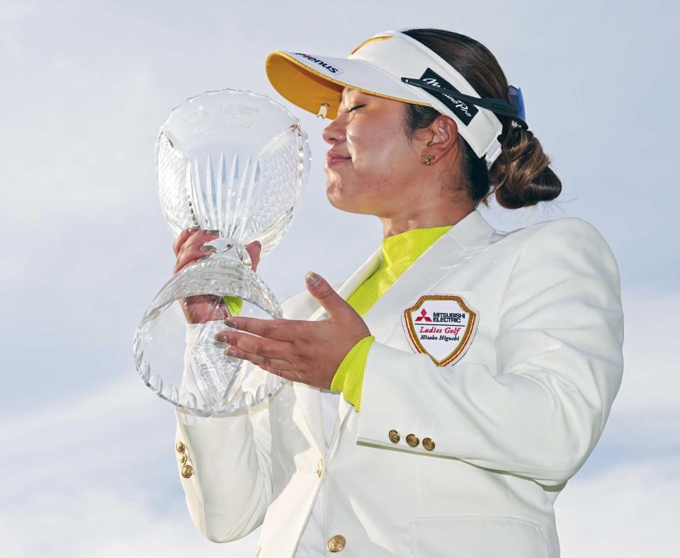 　トロフィーにキスをする仲村果乃