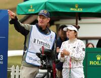 　プロアマ戦に出場する山下美夢有（右）＝撮影・山口登