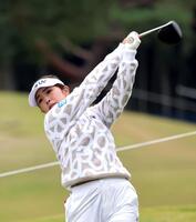 　ティーショットを放つ山下美夢有（撮影・山口登）