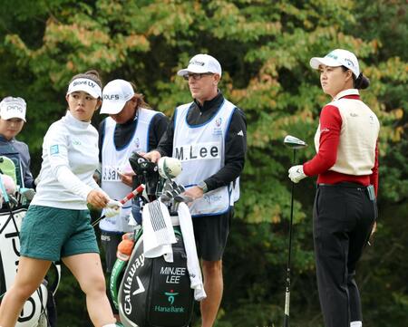 　２番、ティーショットに向かう山下美夢有（左）＝撮影・山口登
