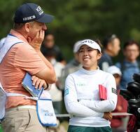 　８番、ティーグラウンドで笑顔を見せる山下美夢有（撮影・山口登）