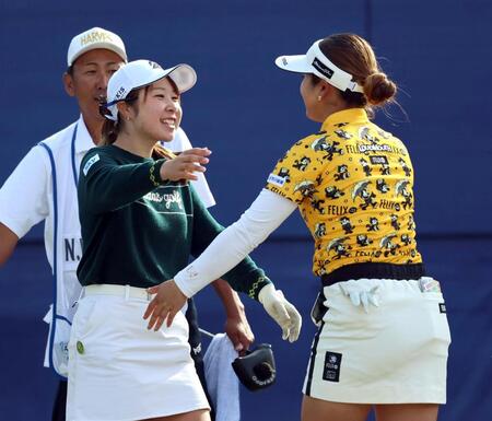 　ホールアウトし笑顔でハグする荒木優奈（左）＝撮影・山口登