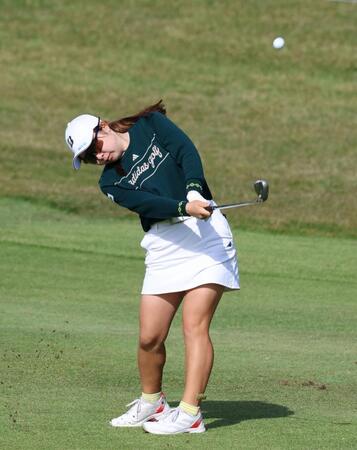 　１８番、３打目でグリーンを狙う荒木優奈（撮影・山口登）